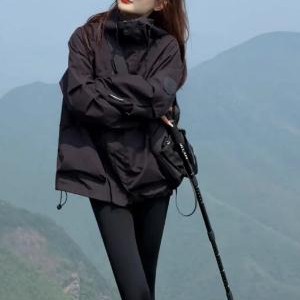 川西进藏旅游黑色冲锋衣外套女冬2024新款美式户外爬山防风登山服