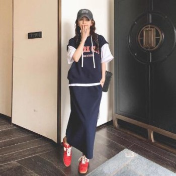 藏青色假两件连帽短袖套装女夏2025新款美式字母印花半身裙两件套