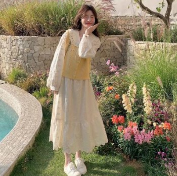 白色甜美针织马甲连衣裙套装女春天2025新款蕾丝娃娃领长裙两件套